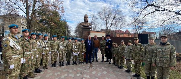 Основатель АНО «Русское биографическое общество» – справа и президент НБФ «Наследие» Леонид Петрович Решетников  – слева, в окружении юных учеников кадетских классов специализированного учебного заведения.